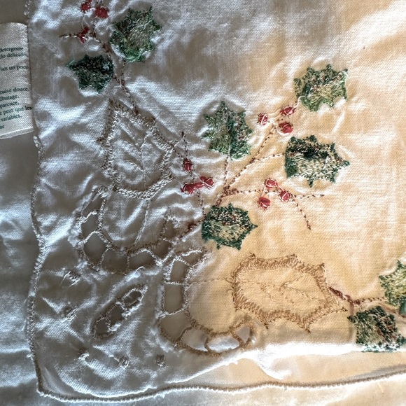 Vintage Lenox Christmas Embroidered Ecru Placemats with Holly Berries - Picture 5 of 10